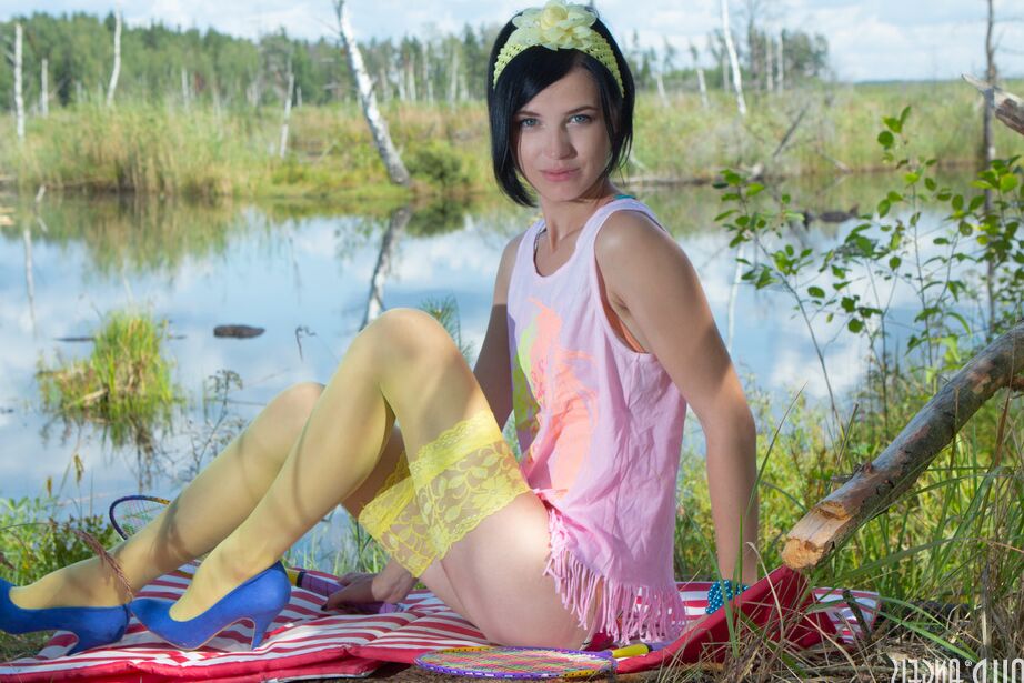 20P Adolescente morena magra mostra sua linda buceta usando uma coroa de princesa à beira de um lago