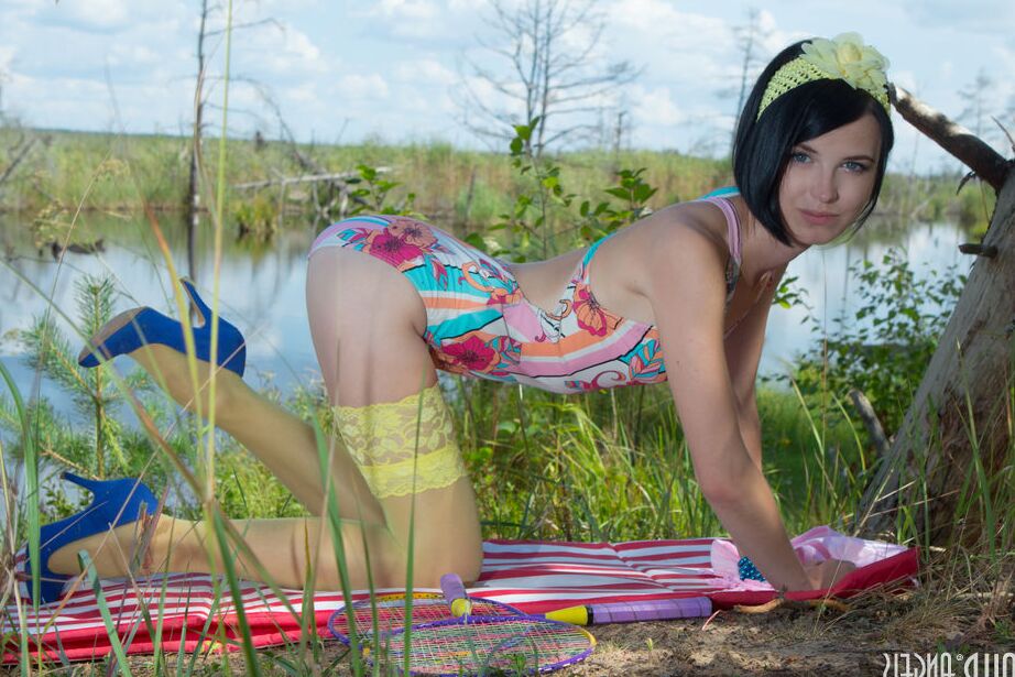20P Adolescente morena magra mostra sua linda buceta usando uma coroa de princesa à beira de um lago