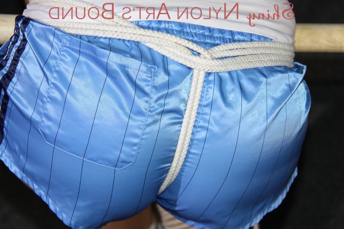 16P セクシーな白いトップスを着てバーの上で縛られ猿ぐつわをされているソーニャ