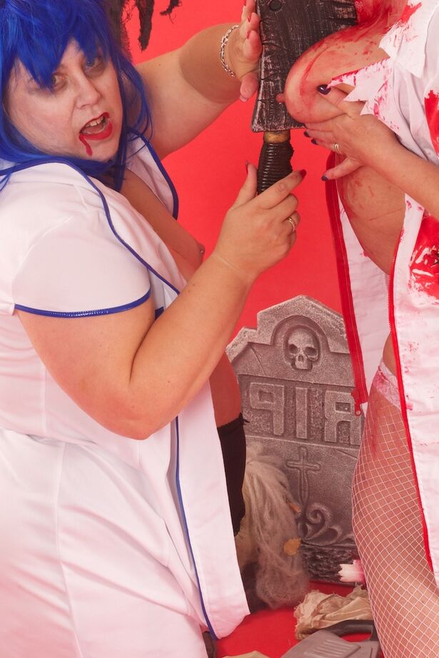20P Mature zombie Lexie Cummings in a bloody action with a busty lesbian woman