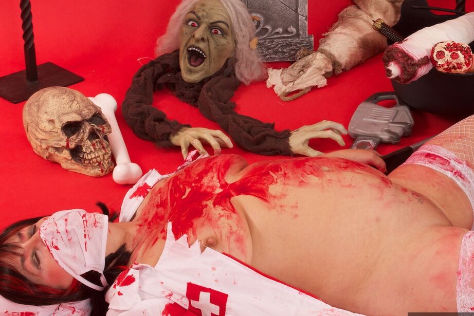 20P Mature zombie Lexie Cummings in a bloody action with a busty lesbian woman