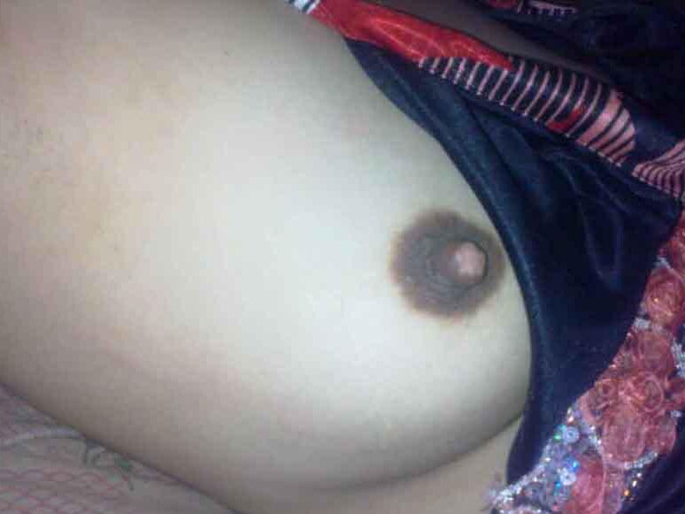 10P Une Pakistanaise potelée aux jambes poilues et aux petits seins fait ses débuts nus