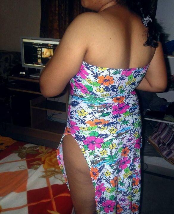 10P Une Pakistanaise potelée aux jambes poilues et aux petits seins fait ses débuts nus