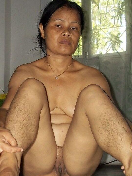 10P Une Pakistanaise potelée aux jambes poilues et aux petits seins fait ses débuts nus