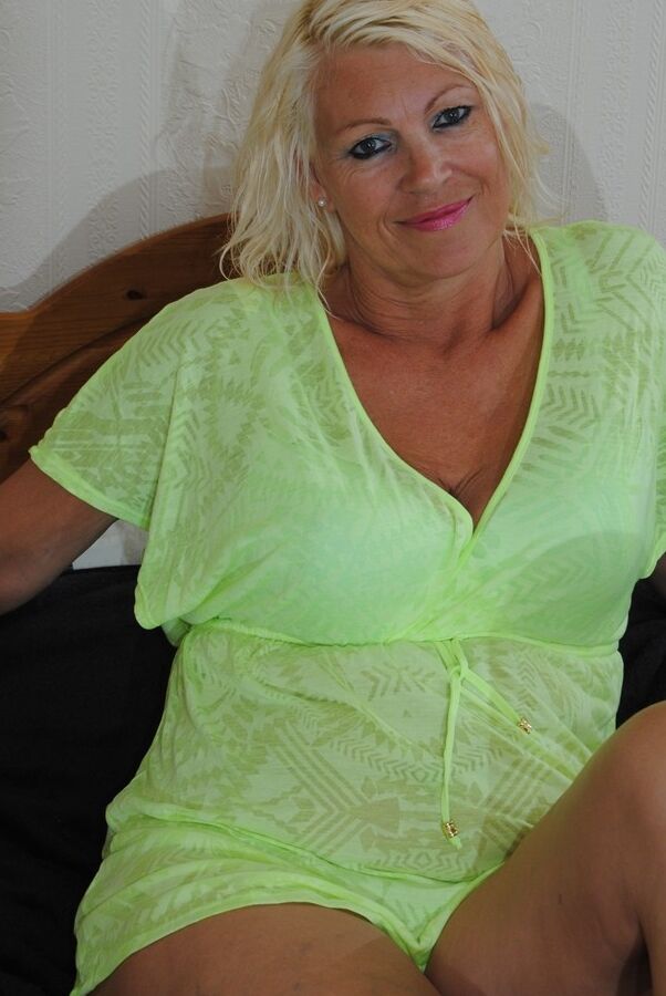 20P Platinum Blonde amadora mais velha expõe sua calcinha upskirt em uma cama