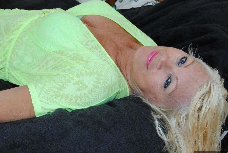 20P Platinum Blonde amadora mais velha expõe sua calcinha upskirt em uma cama