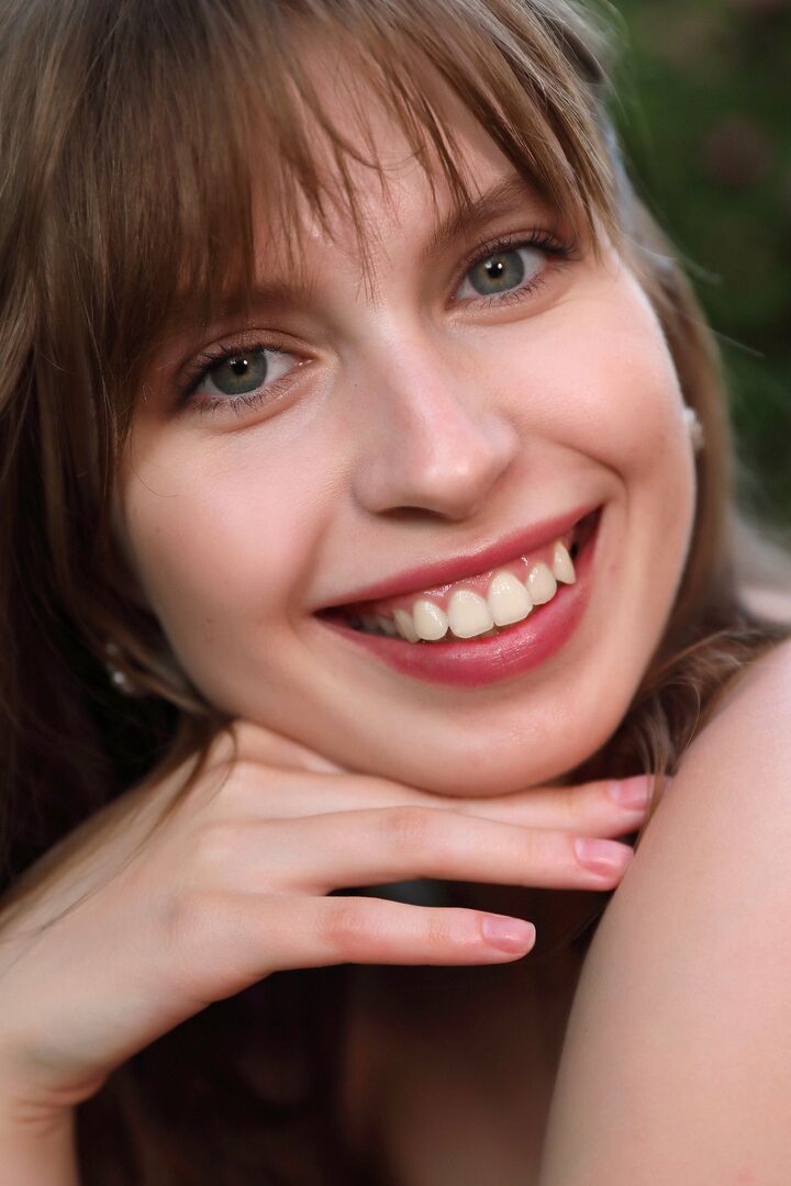 12P 庭で裸になりながら口紅を塗る美少女