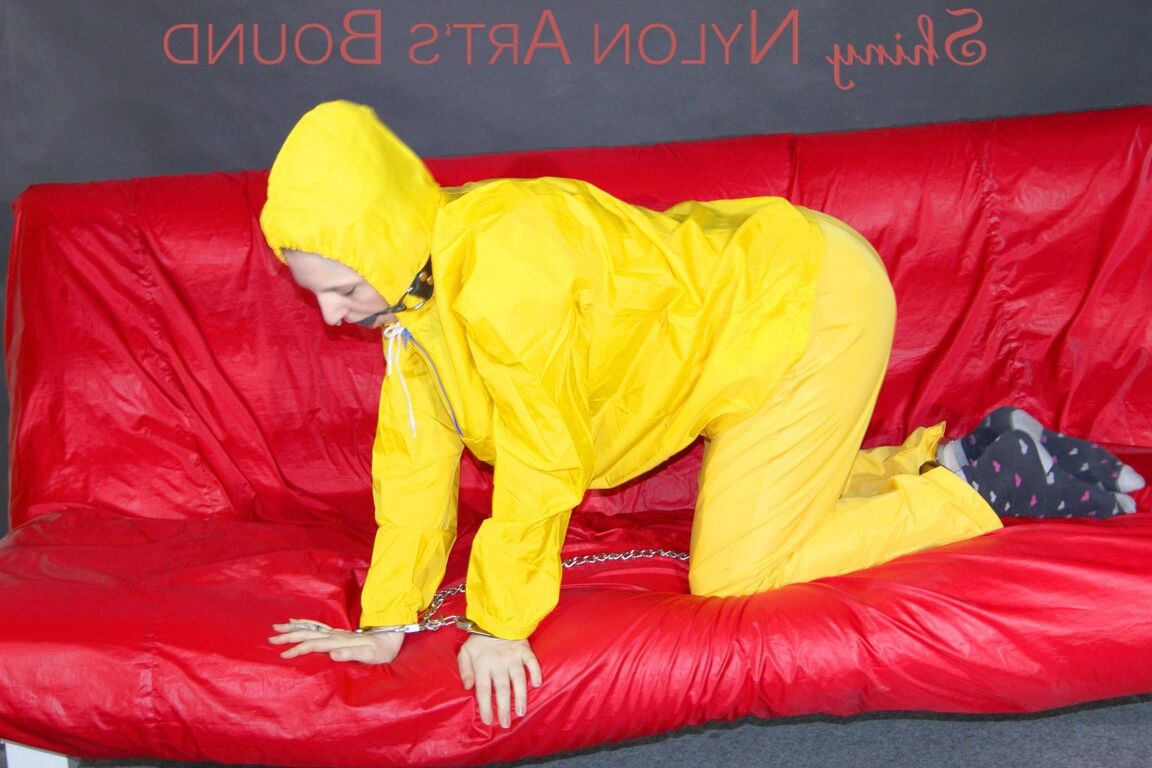 16P МАРА завязывает себе рот, затыкает рот и надевает на себя наручники и кляп на диване
