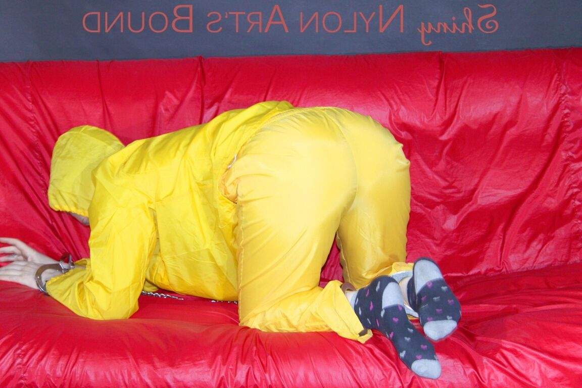16P МАРА завязывает себе рот, затыкает рот и надевает на себя наручники и кляп на диване