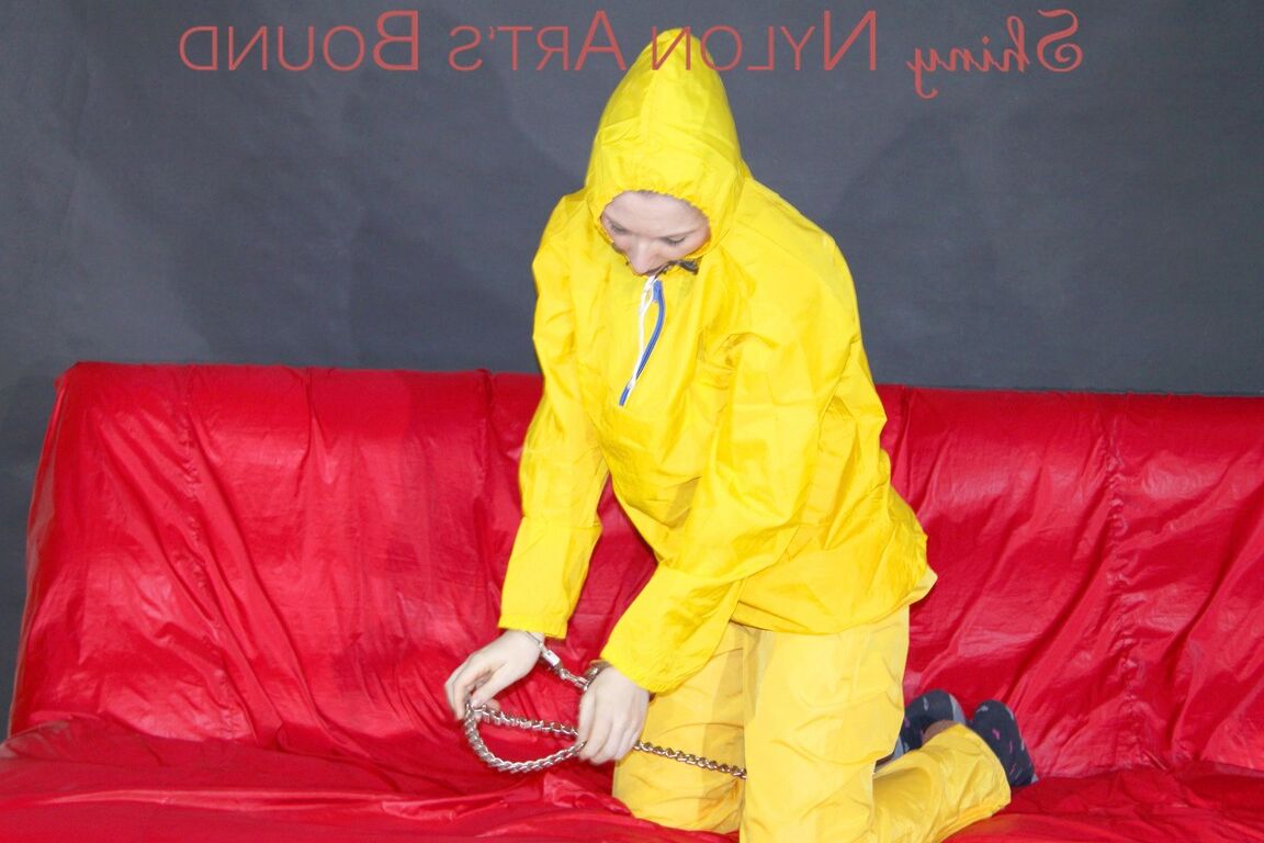 16P МАРА завязывает себе рот, затыкает рот и надевает на себя наручники и кляп на диване