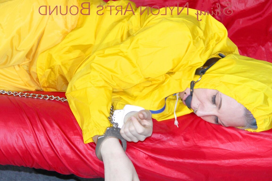 16P МАРА завязывает себе рот, затыкает рот и надевает на себя наручники и кляп на диване