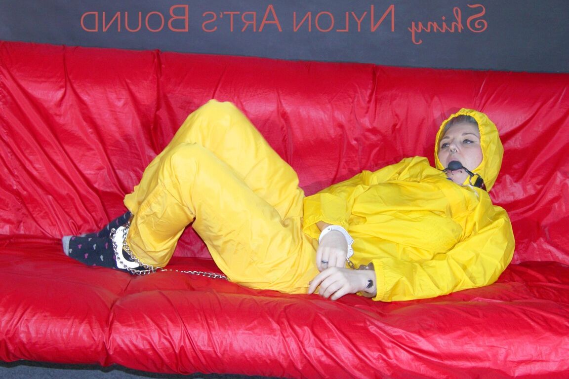 16P МАРА завязывает себе рот, затыкает рот и надевает на себя наручники и кляп на диване