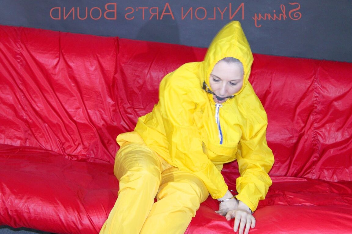 16P МАРА завязывает себе рот, затыкает рот и надевает на себя наручники и кляп на диване