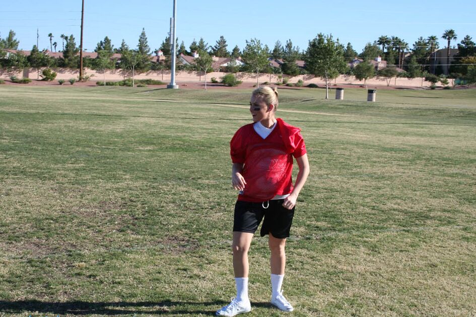 19P かわいいサッカー選手ルビー・ライダーがロッカールームでユニフォームを脱いでヌードポーズをとる