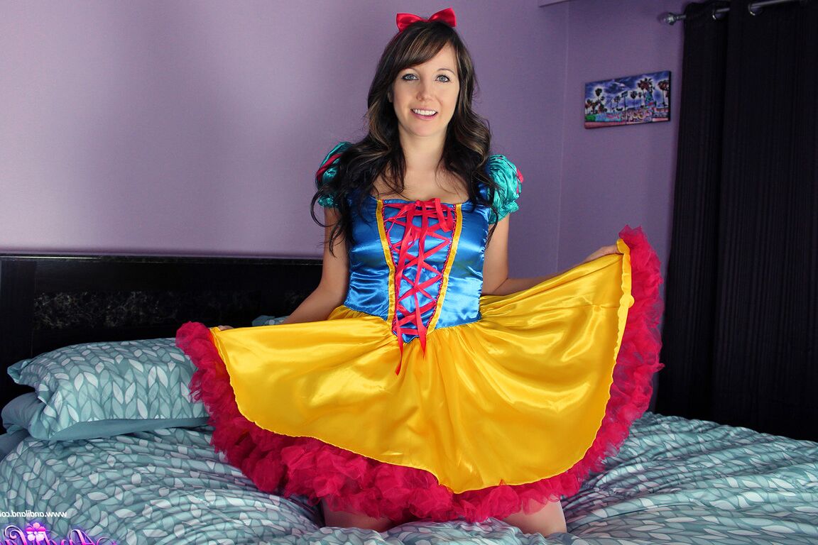 15P A morena amadora Andi Land se expõe enquanto veste uma roupa de Branca de Neve