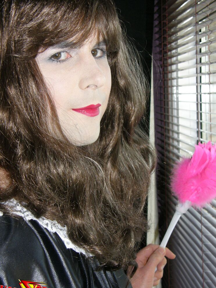 15P Criada travesti cachonda limpiando la casa de su amante y esperando algo