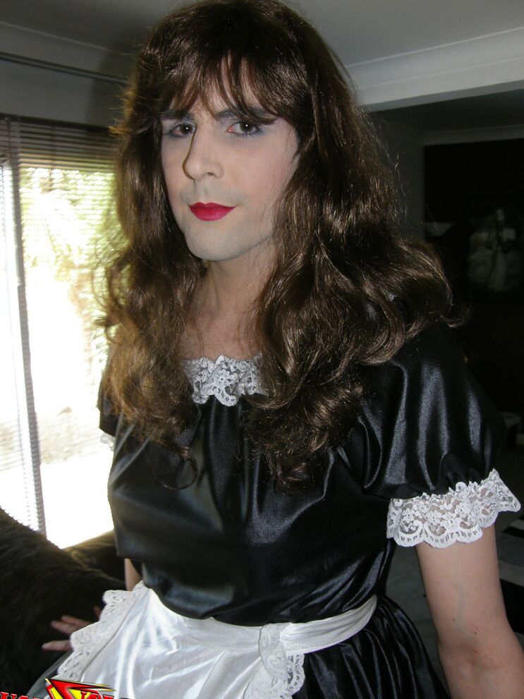 15P Criada travesti cachonda limpiando la casa de su amante y esperando algo