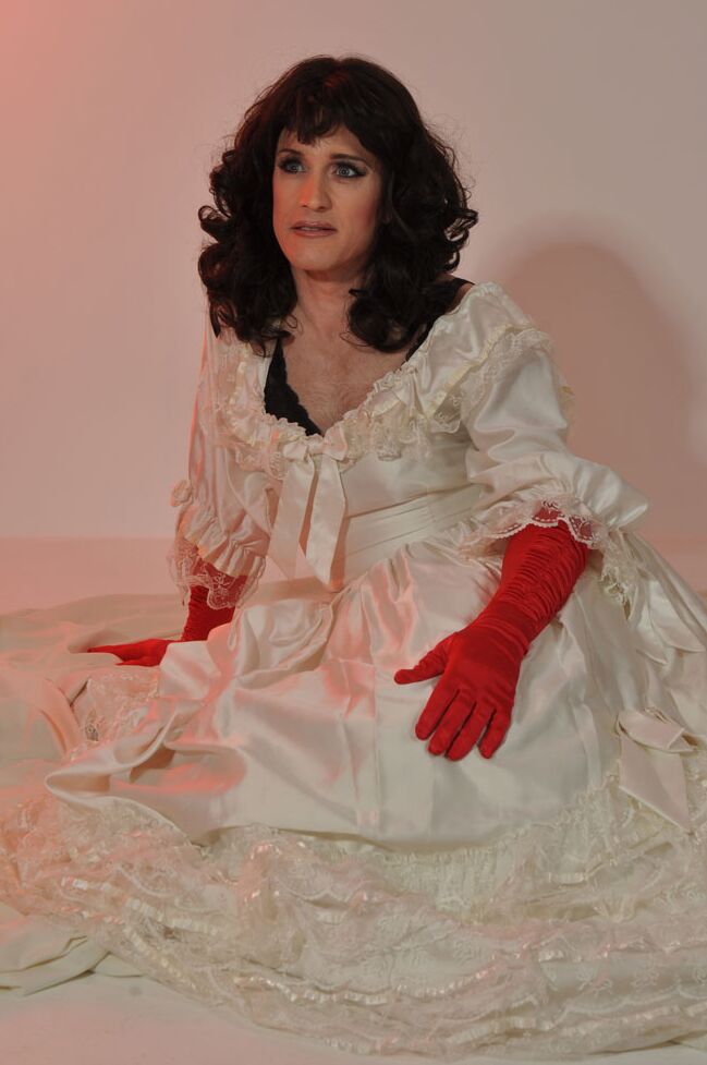 16P Crossdresser sexy usando um vestido de noiva longo e luvas de cetim com tesão