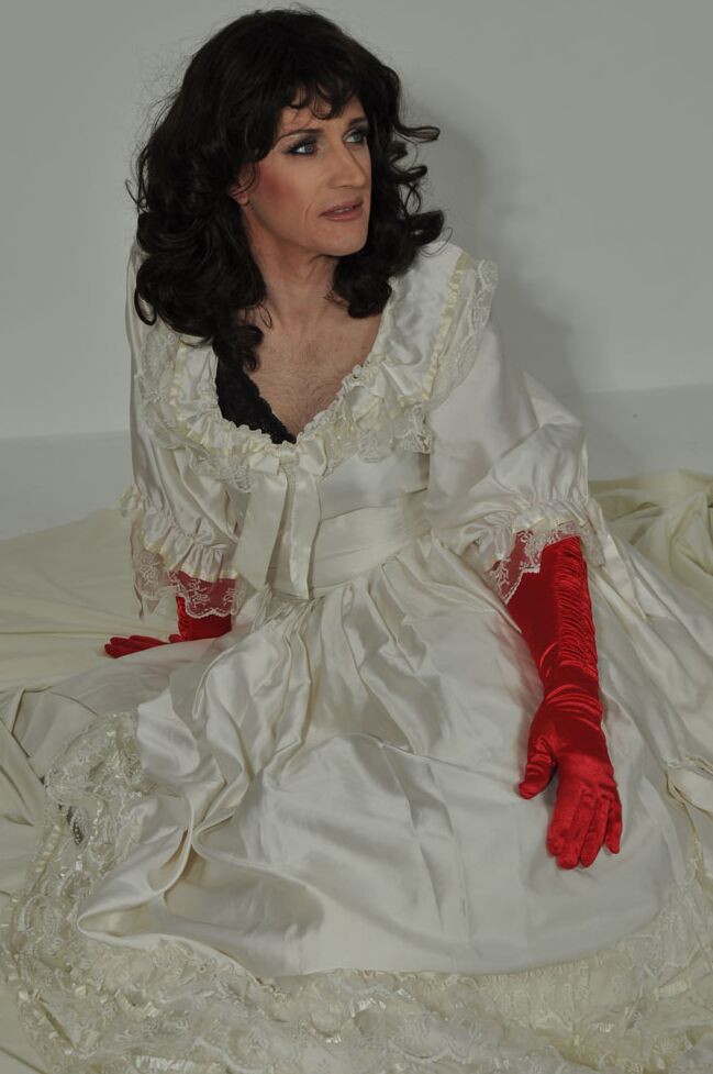 16P Crossdresser sexy usando um vestido de noiva longo e luvas de cetim com tesão