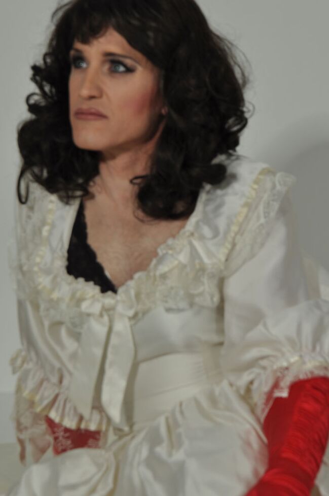 16P Crossdresser sexy usando um vestido de noiva longo e luvas de cetim com tesão