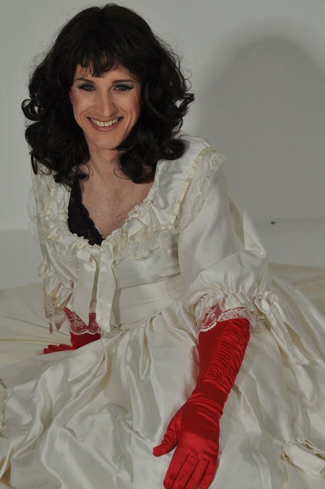 16P Crossdresser sexy usando um vestido de noiva longo e luvas de cetim com tesão