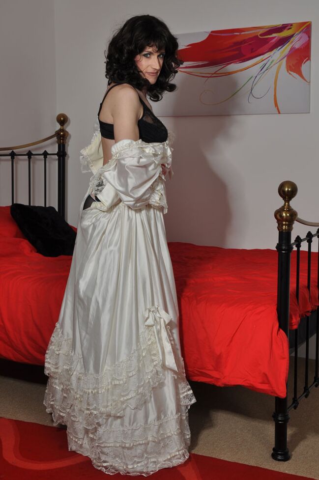 16P Crossdresser sexy usando um vestido de noiva longo e luvas de cetim com tesão