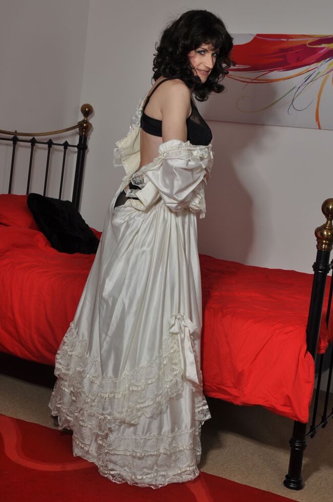 16P Crossdresser sexy usando um vestido de noiva longo e luvas de cetim com tesão