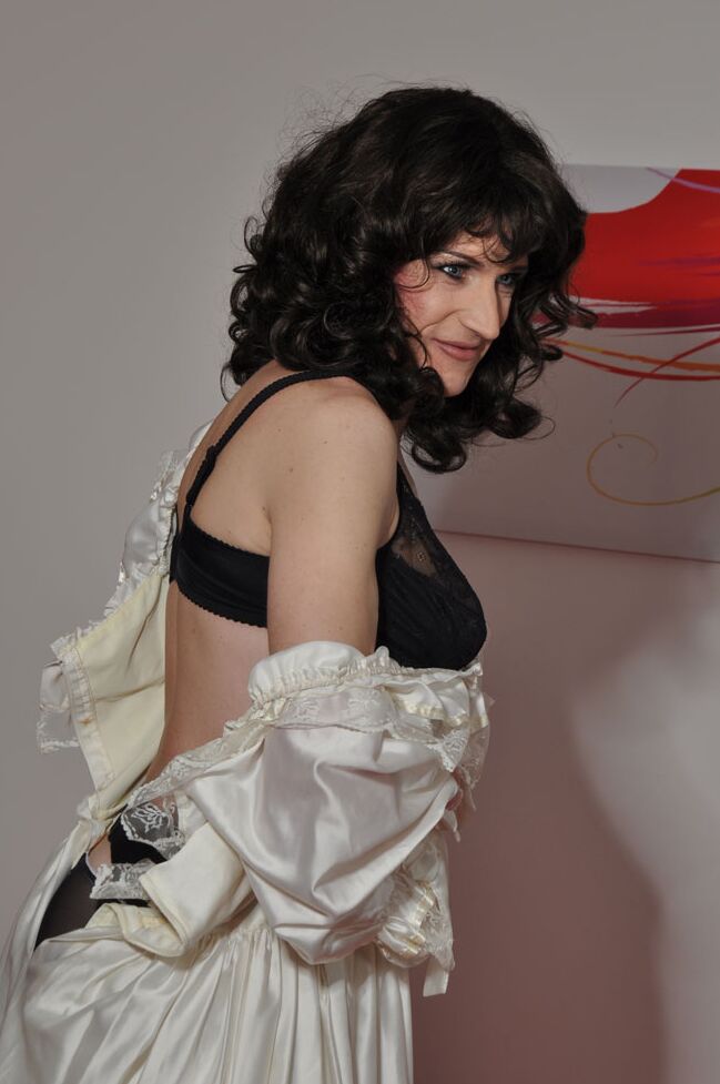 16P Crossdresser sexy usando um vestido de noiva longo e luvas de cetim com tesão