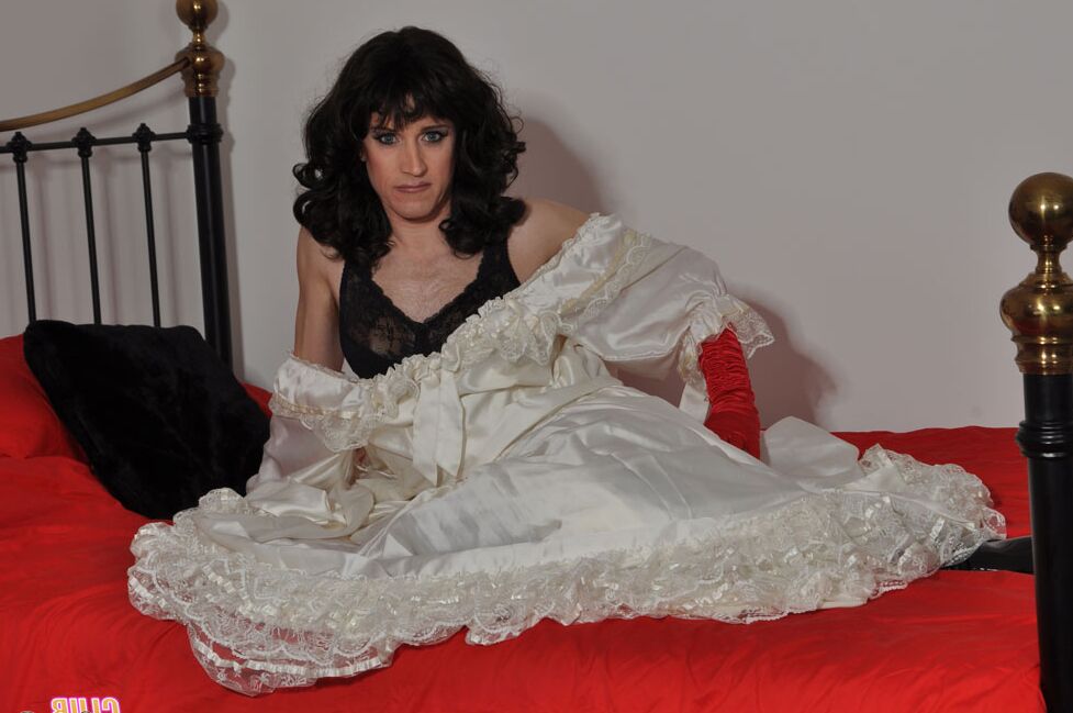 16P Crossdresser sexy usando um vestido de noiva longo e luvas de cetim com tesão