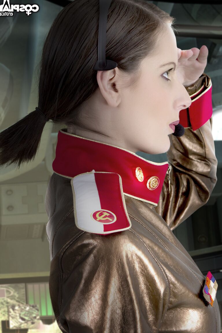 12P Une fille à la peau claire libère son cul serré et sa chatte de ses vêtements de cosplay