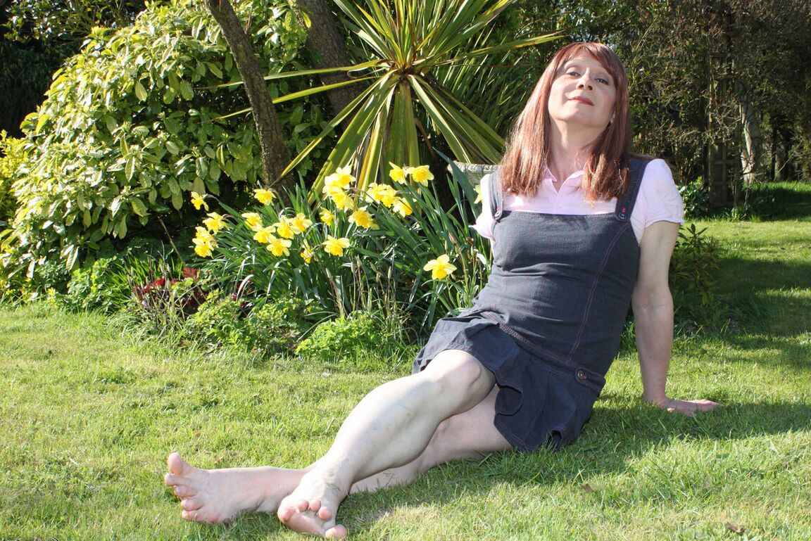 15P Lucimay takes a stroll outdoors that ends in a lengthy wank