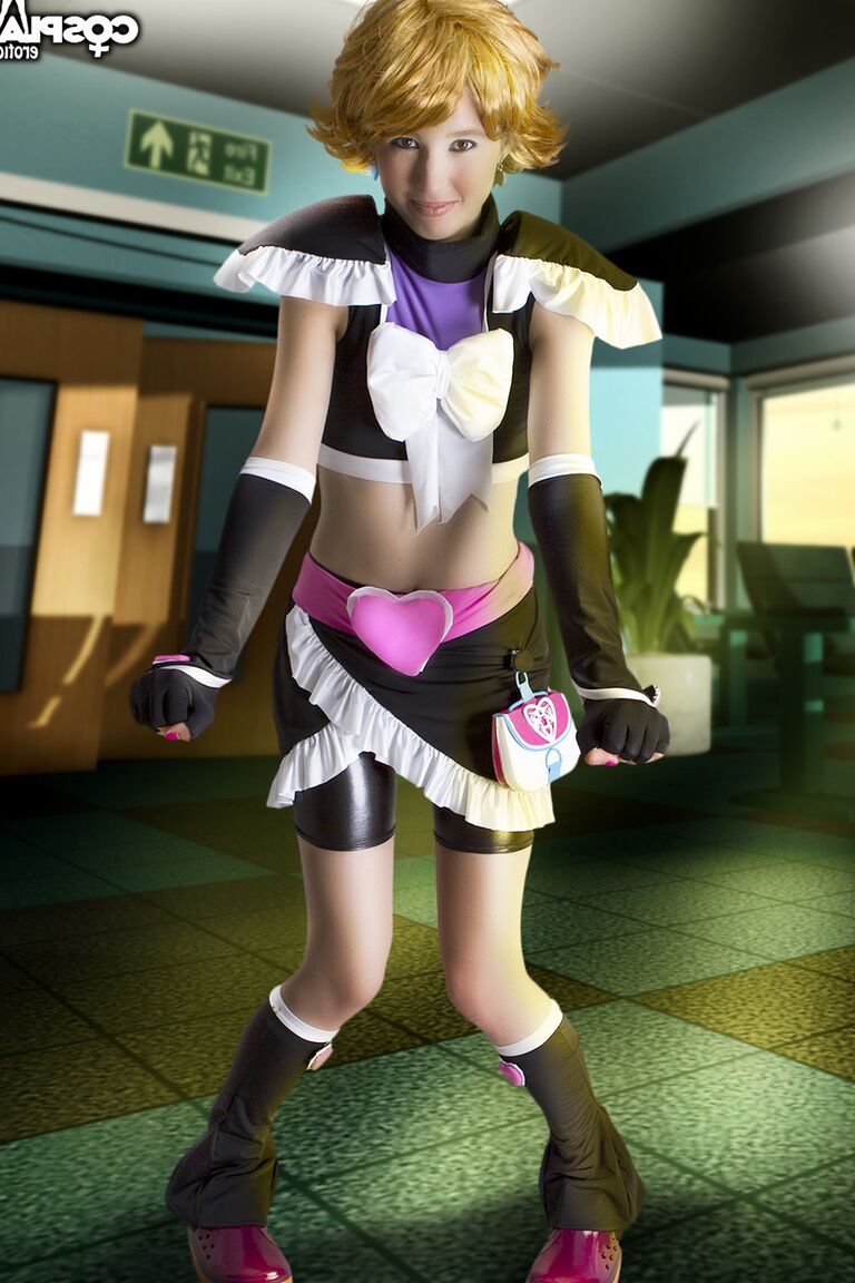 12P Modelos ruivos fofos fazem cosplay de roupas de uma forma tentadora