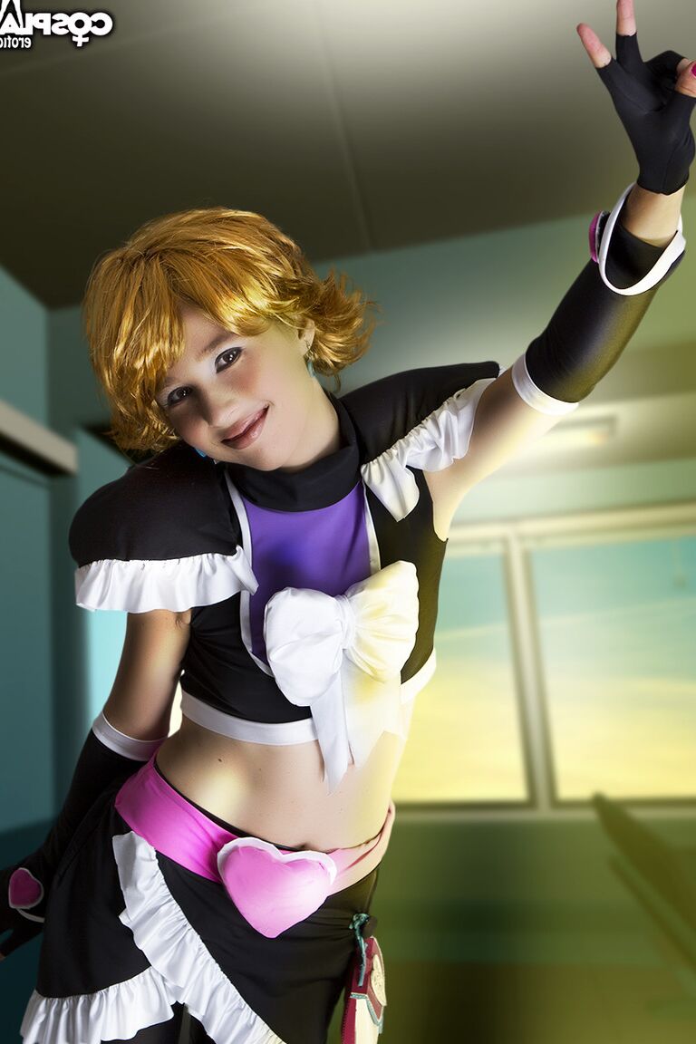 12P Modelos ruivos fofos fazem cosplay de roupas de uma forma tentadora