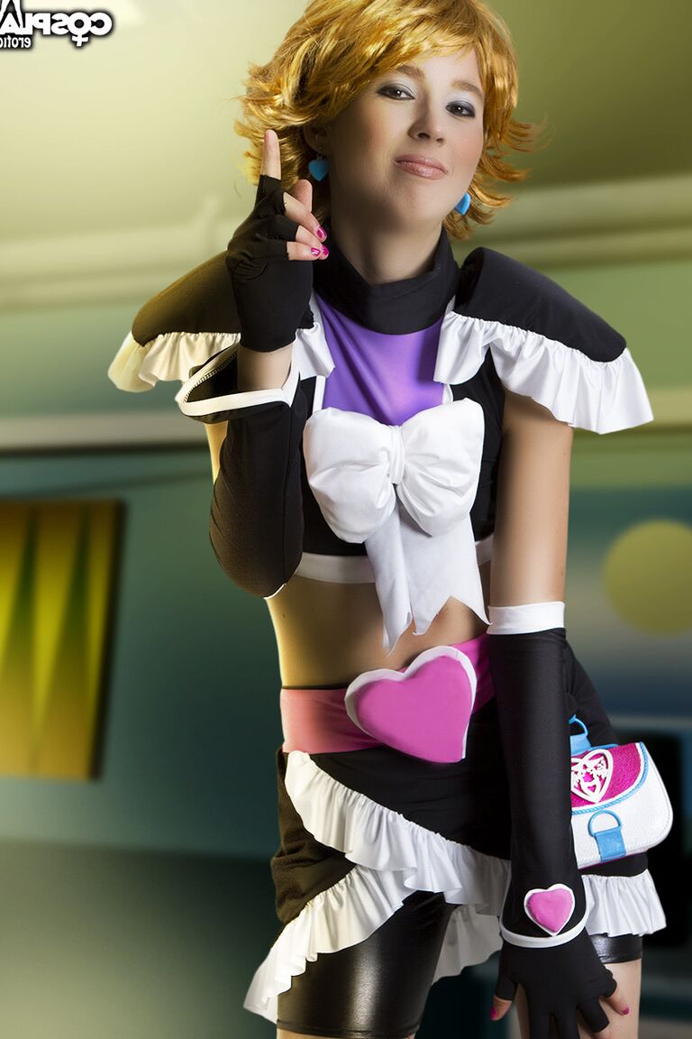 12P Modelos ruivos fofos fazem cosplay de roupas de uma forma tentadora