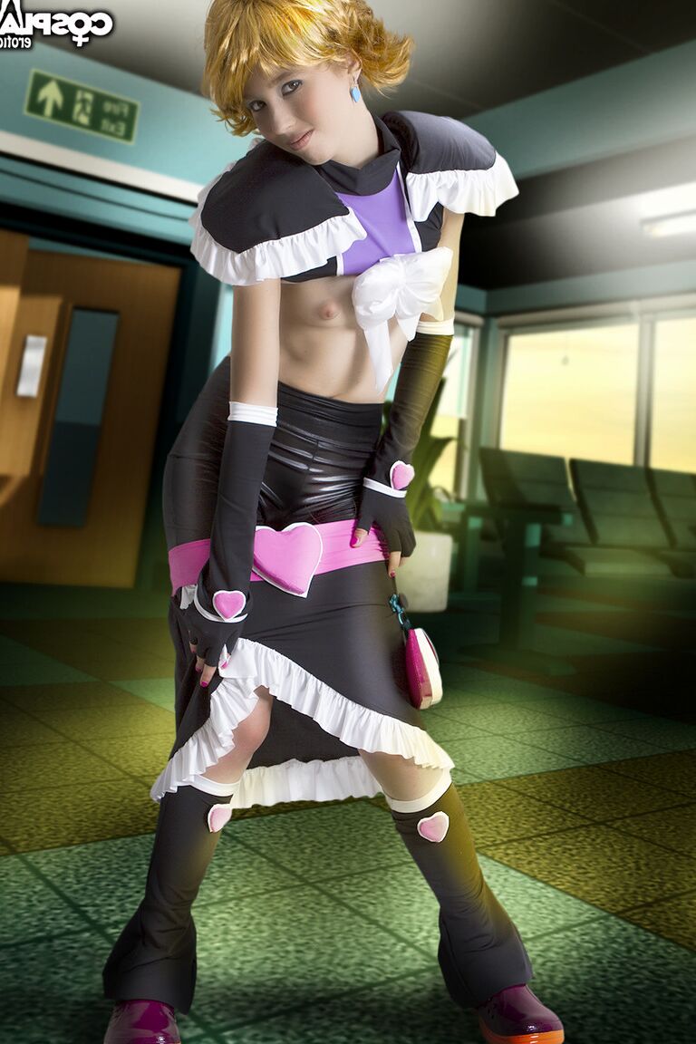 12P Modelos ruivos fofos fazem cosplay de roupas de uma forma tentadora