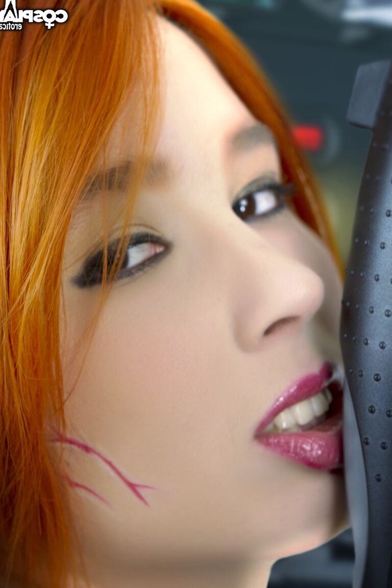 12P Pelirroja sexy trabaja sus partes femeninas sin su traje de cosplay