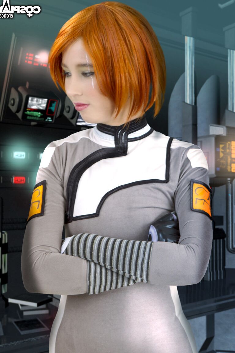 12P Pelirroja sexy trabaja sus partes femeninas sin su traje de cosplay