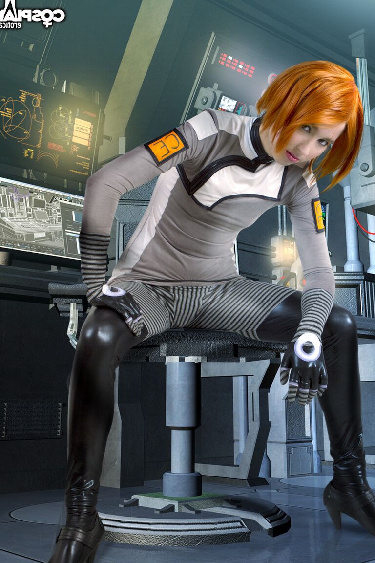 12P Pelirroja sexy trabaja sus partes femeninas sin su traje de cosplay