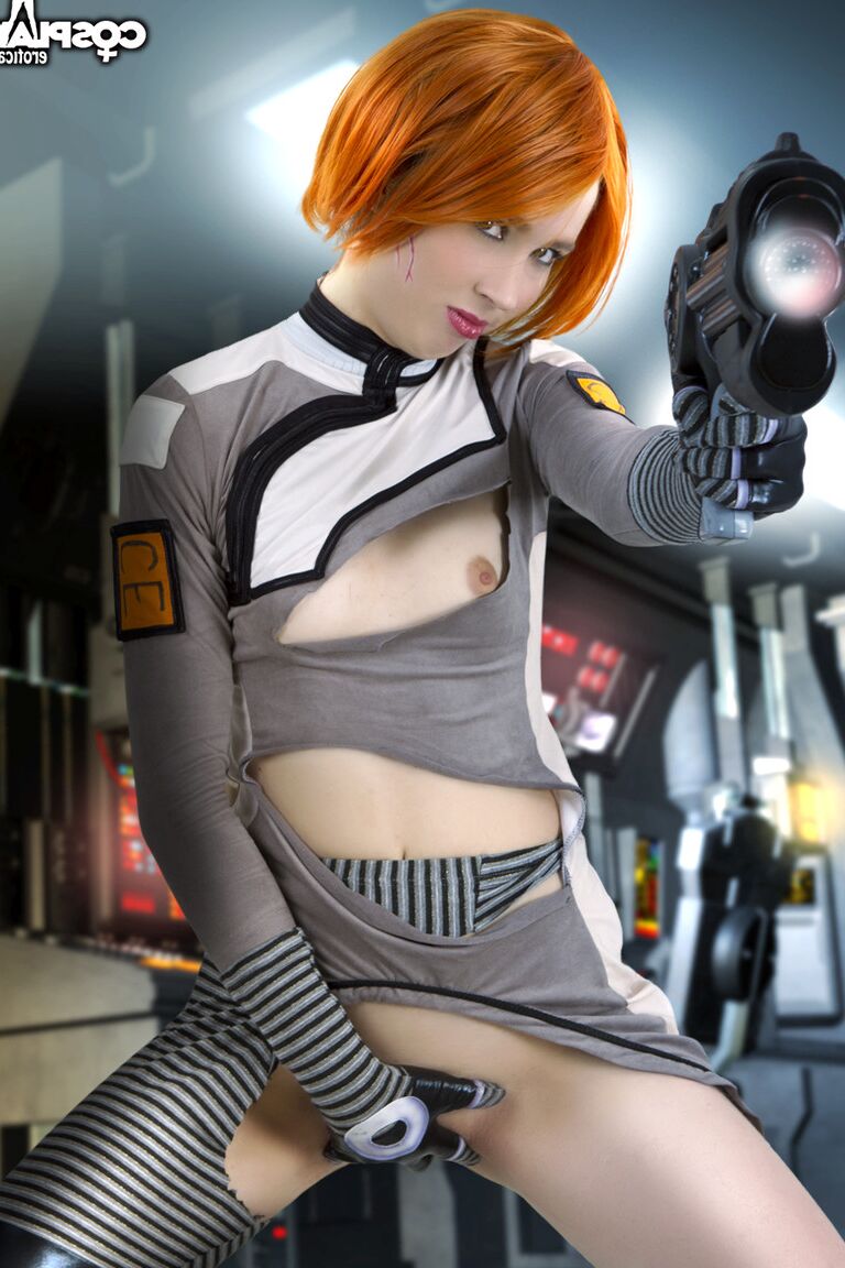 12P Pelirroja sexy trabaja sus partes femeninas sin su traje de cosplay