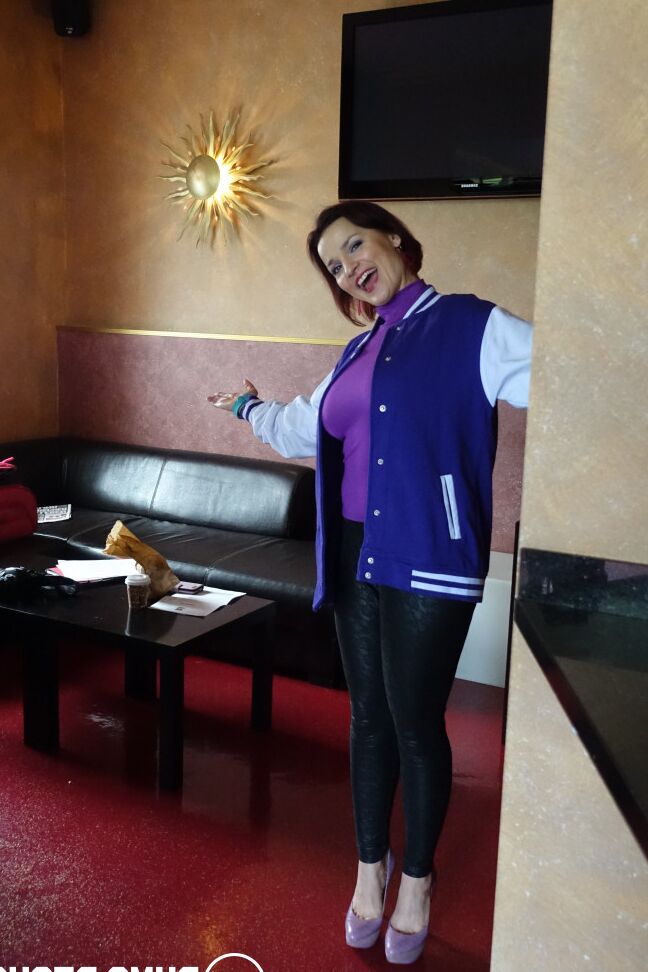 17P A garota alemã Anike Ekina fode o barman com polainas rosa