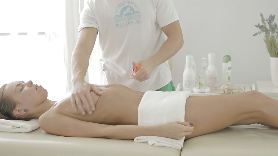 16P Une jeune bombasse reçoit un massage avant une baise hardcore avec la chatte rasée