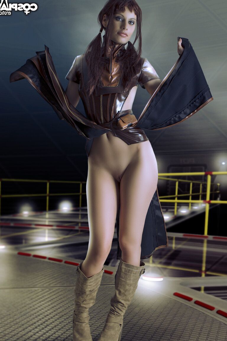 12P Hermosa chica abre su apretado coño con los dedos mientras usa ropa de cosplay
