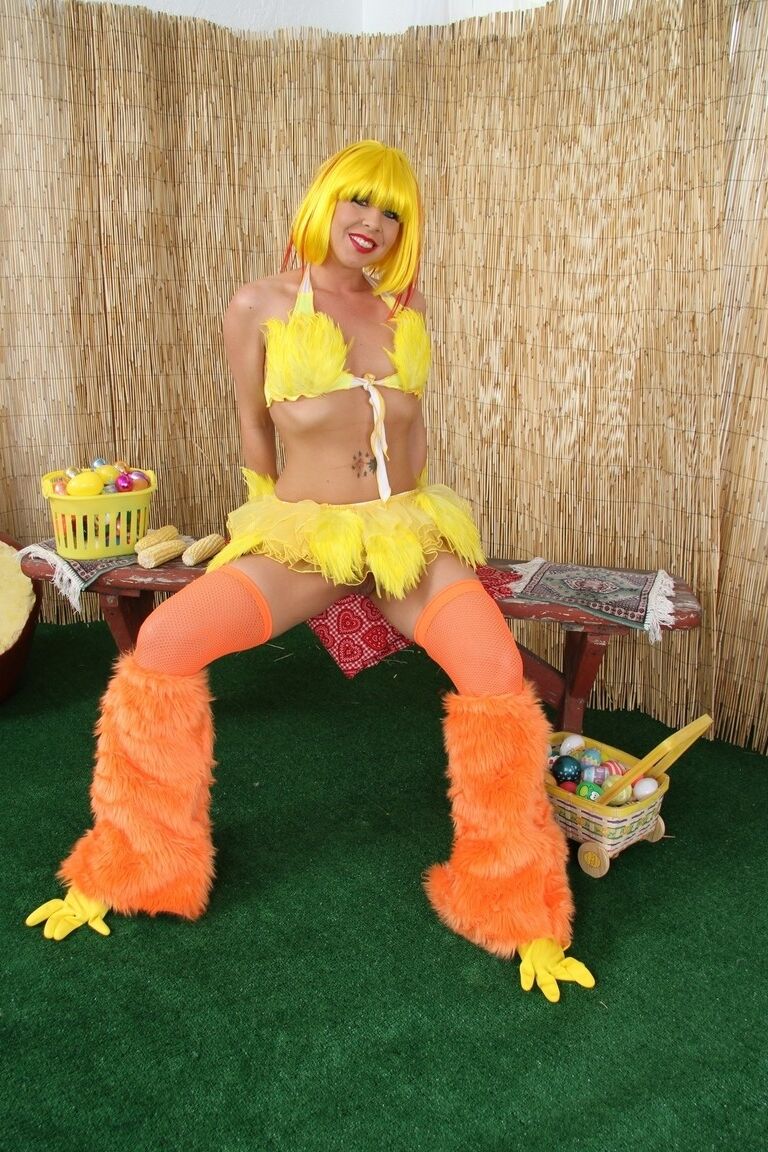 17P Estrela pornográfica sacanagem em uniforme amarelo Julie Night mostrando peitos grandes e bunda solo