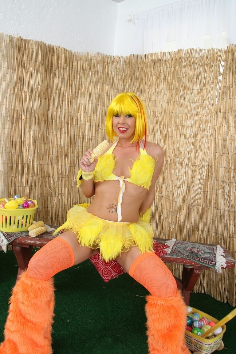 17P Estrela pornográfica sacanagem em uniforme amarelo Julie Night mostrando peitos grandes e bunda solo