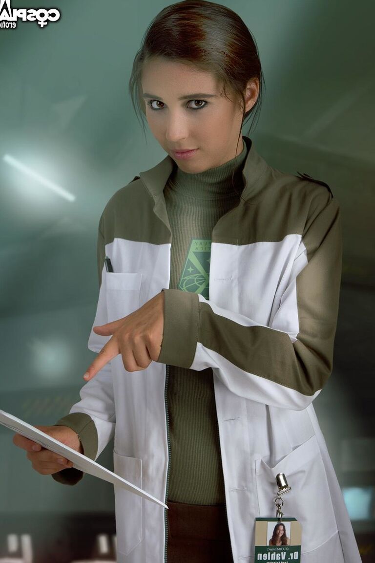 12P Hermosa doctora se lame un dedo mientras muestra su apretado coño