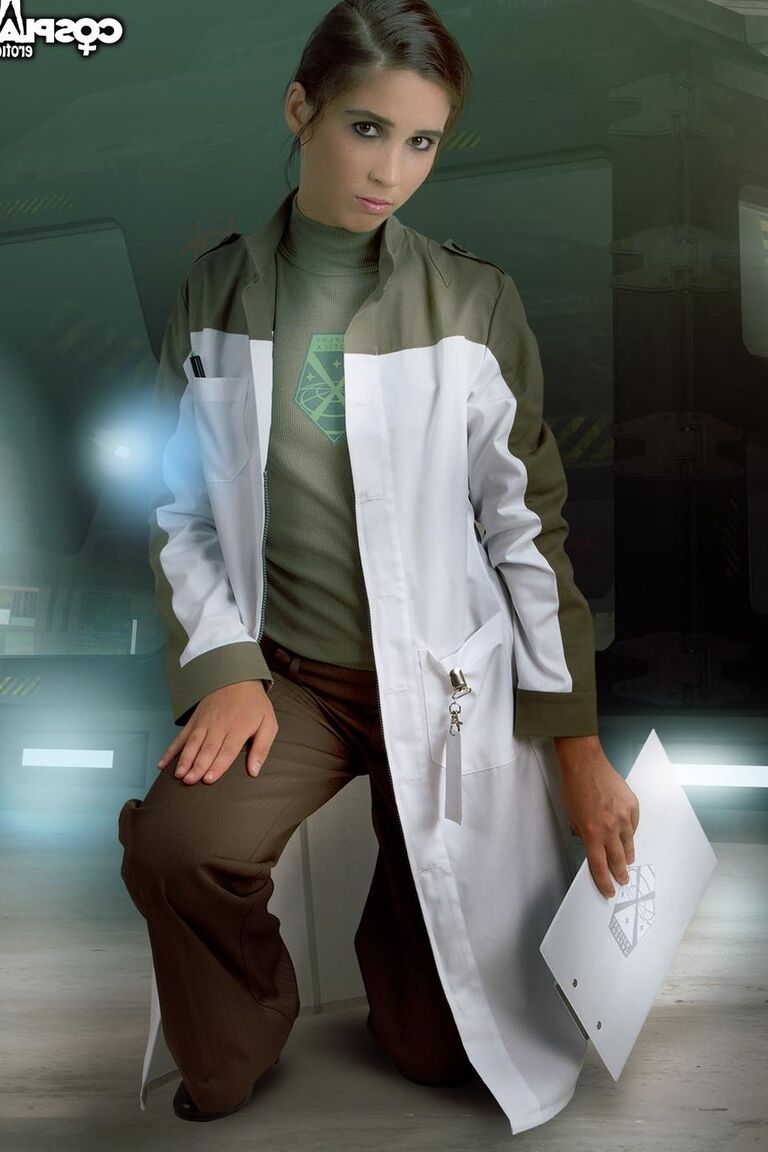 12P Hermosa doctora se lame un dedo mientras muestra su apretado coño