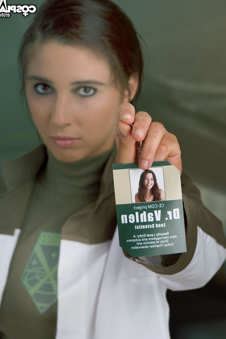 12P Hermosa doctora se lame un dedo mientras muestra su apretado coño