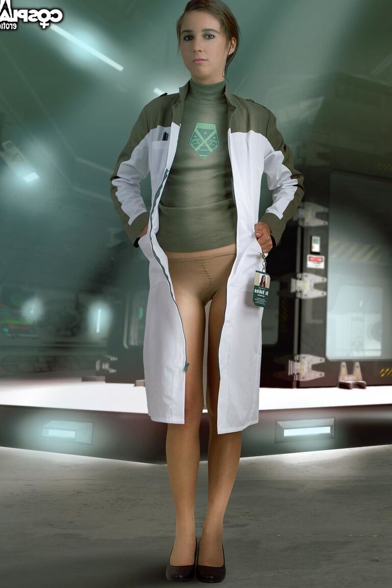 12P Hermosa doctora se lame un dedo mientras muestra su apretado coño