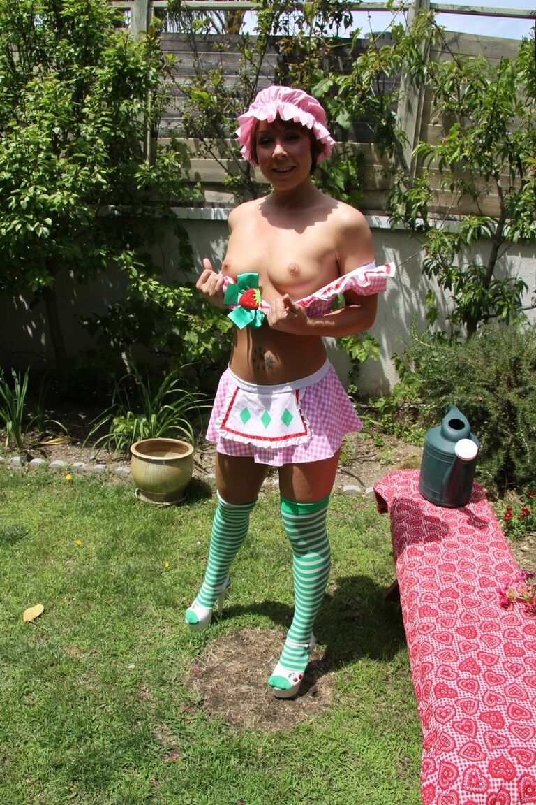 17P Pequeña sirvienta sexy con lindo uniforme abre su culo apretado al aire libre en el jardín