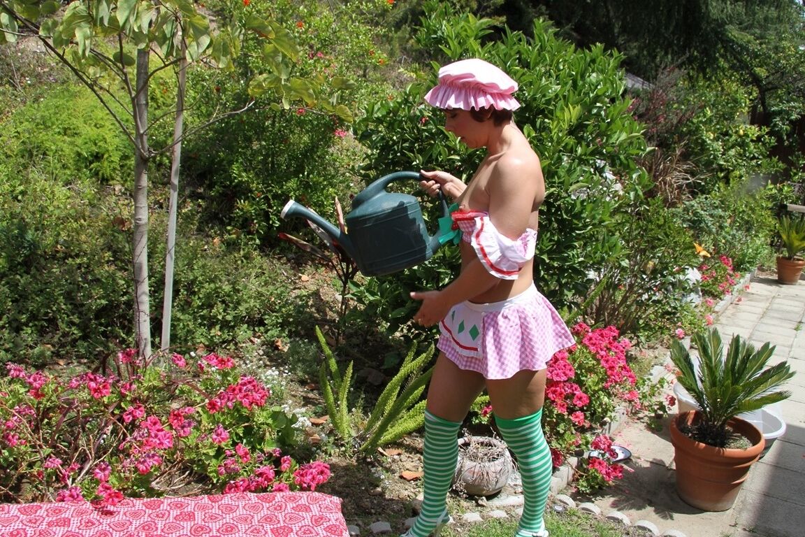17P Pequeña sirvienta sexy con lindo uniforme abre su culo apretado al aire libre en el jardín